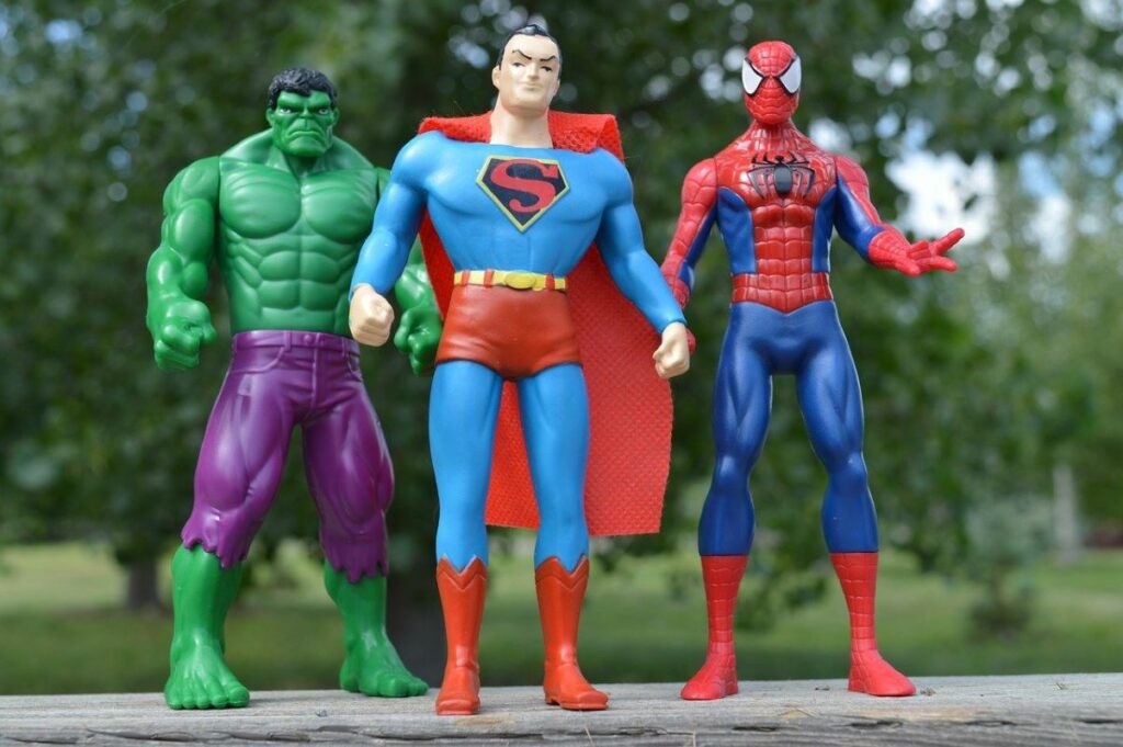 Photo de 3 figurines de super héros : Hulk, Super Man et Spider Man